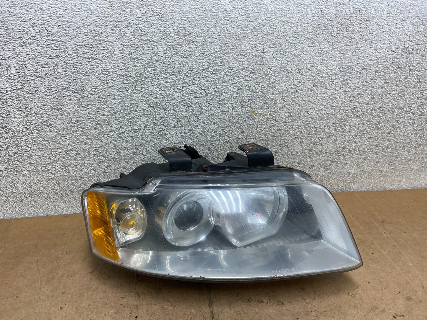2002 - 2005 Audi A4 Sedan Right Passenger Halogen Headlight OEM X9055 DW0