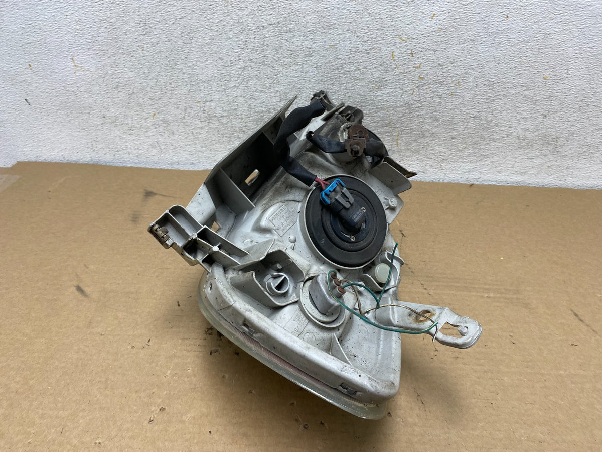 2005 to 2008 Toyota Corolla Right Passenger RH side Headlight AH4167 DW9