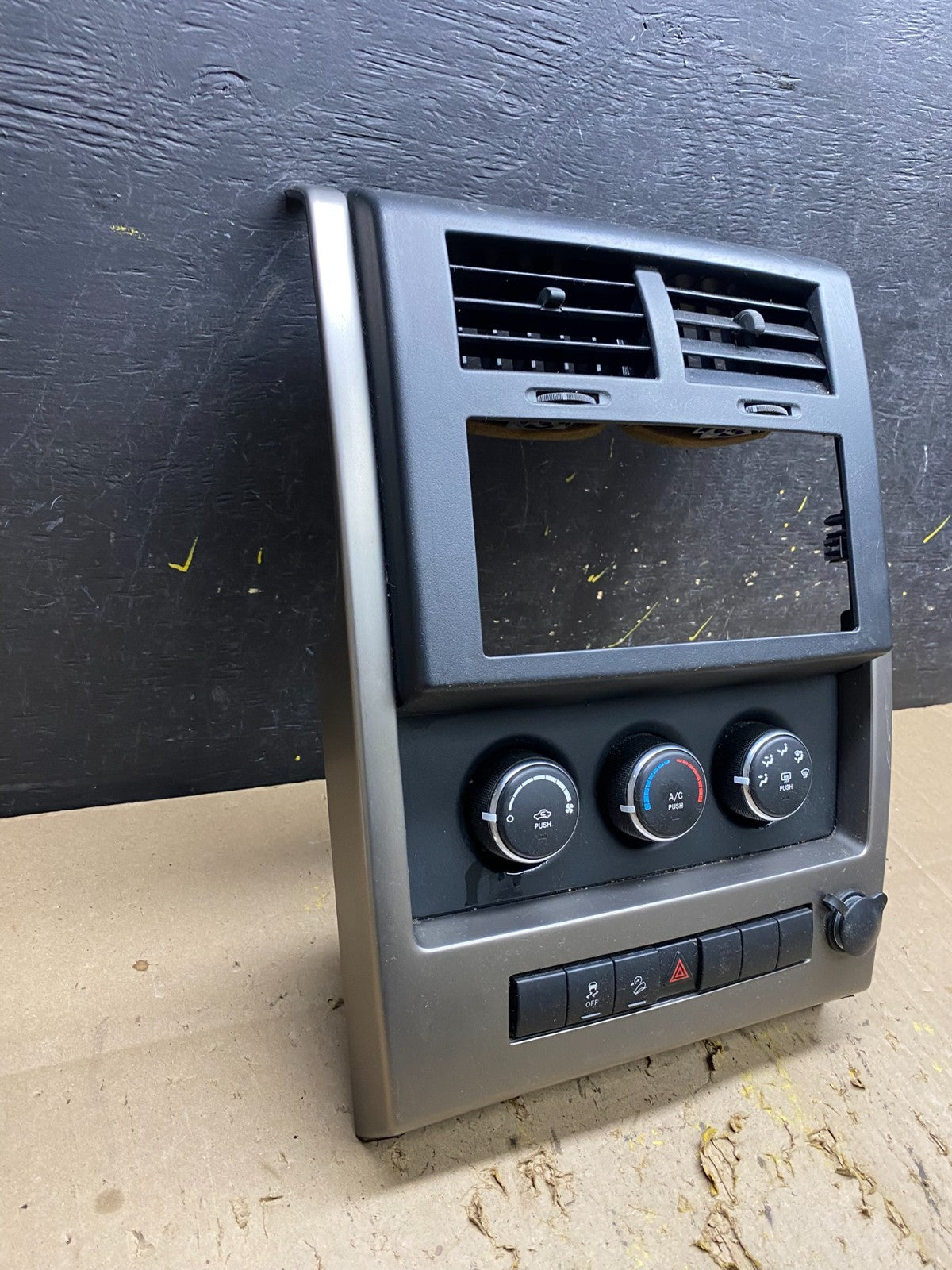 2008 to 2012 Jeep Liberty Dash Climate Temperature Control Radio Bezel u5782 DG2