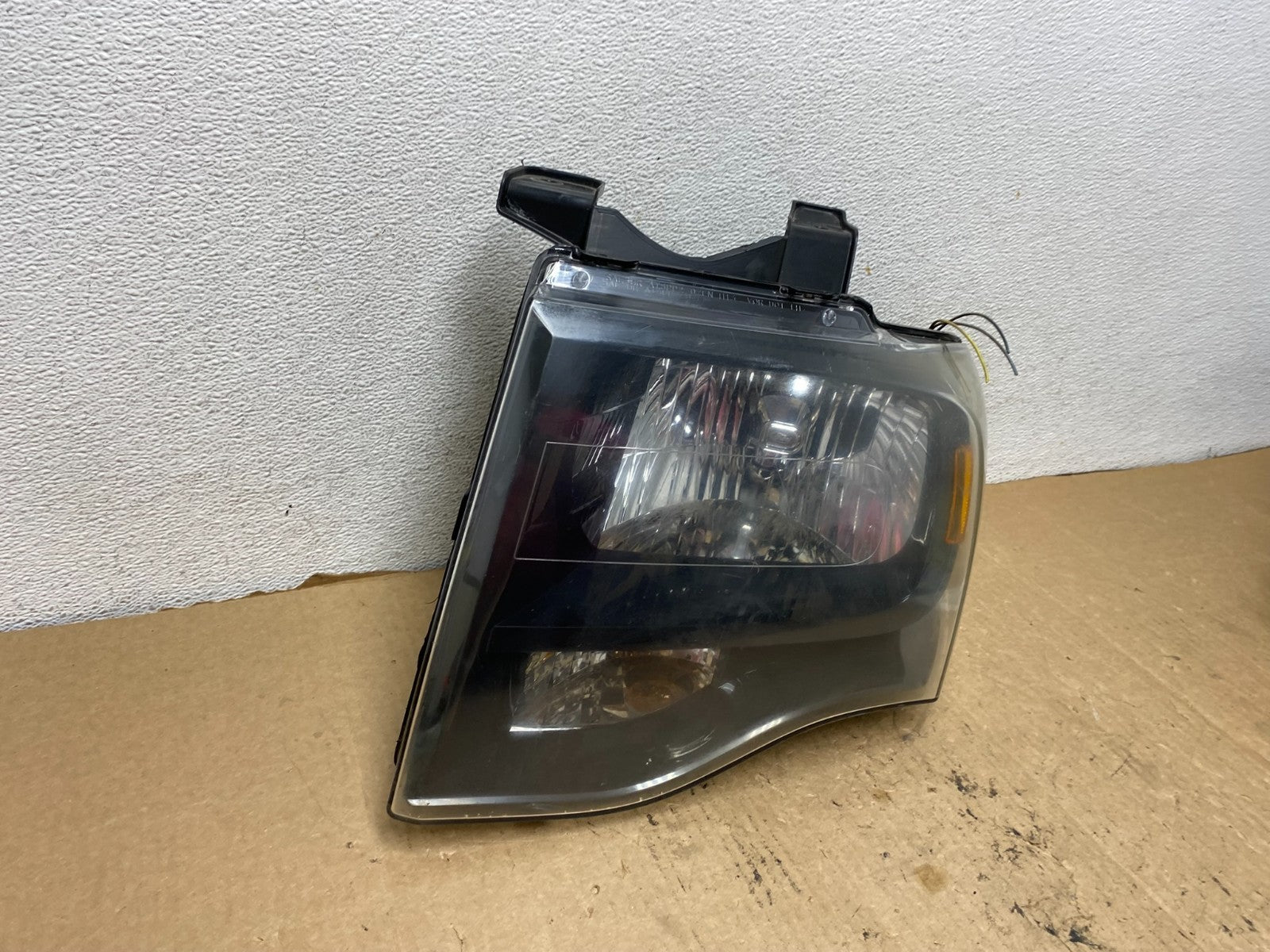 2007 - 2014 Ford Expedition Left Driver LH Side Headlight Halogen AG2409 DW2