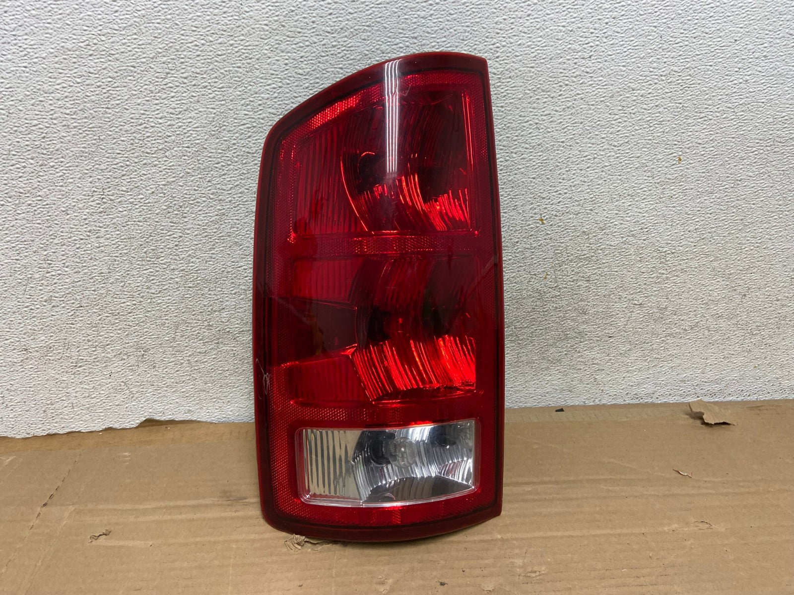 2002 to 2006 Dodge Ram 1500 Left Driver side Tail Light AG8140 LK0