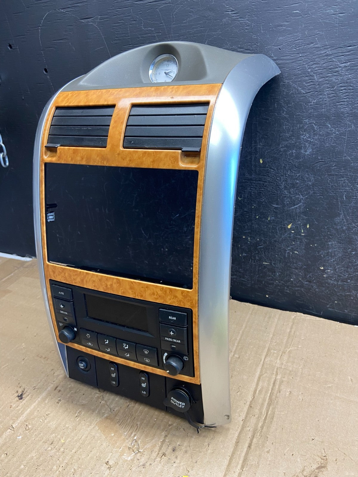 2007-2009 Chrysler Aspen Heat Climate Temperature Control Radio Bezel AE1979 DG1