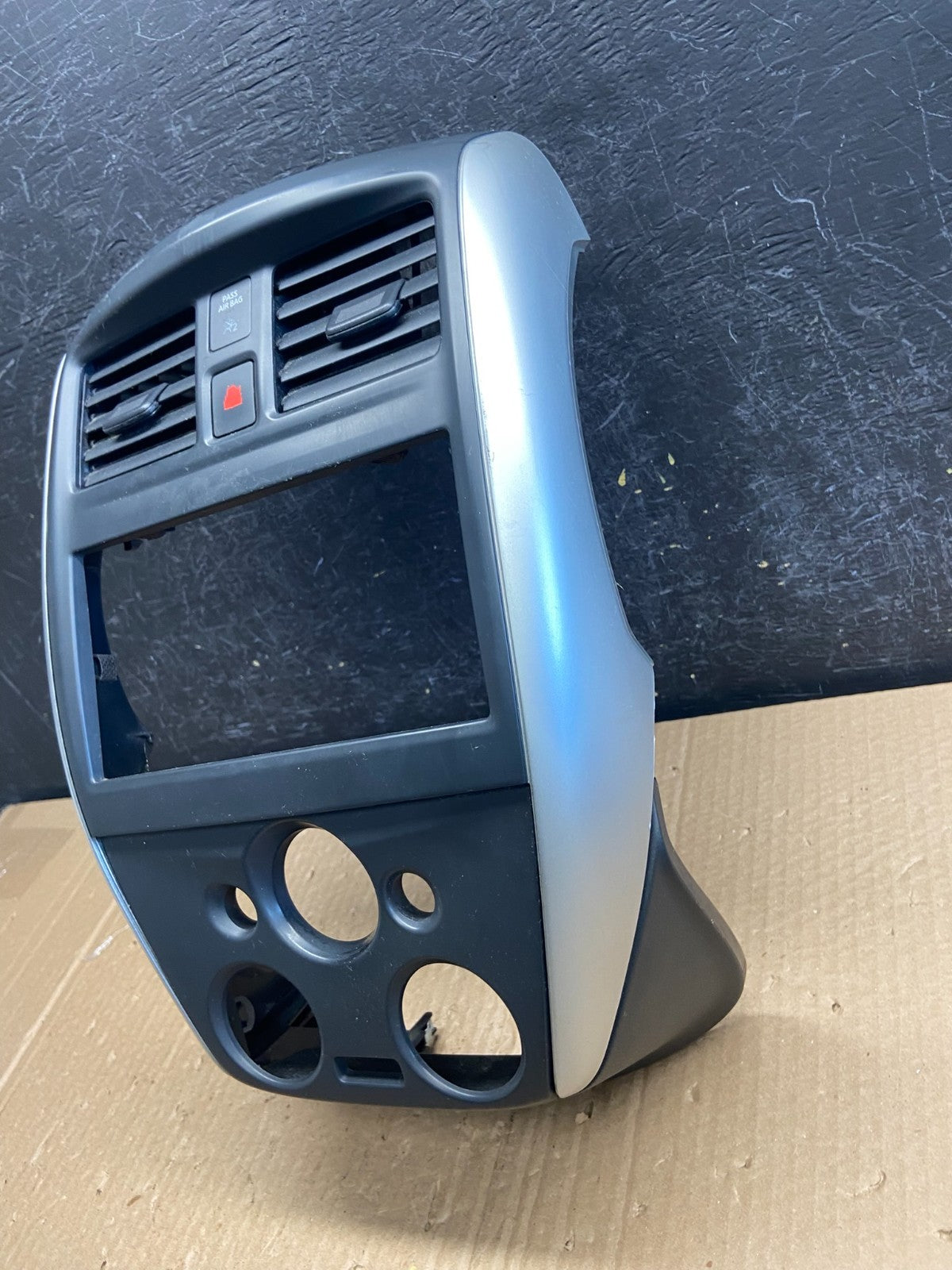 2015-2019 Nissan Versa Hatchback Center Dash Radio Climate Bezel Air Vent af63651