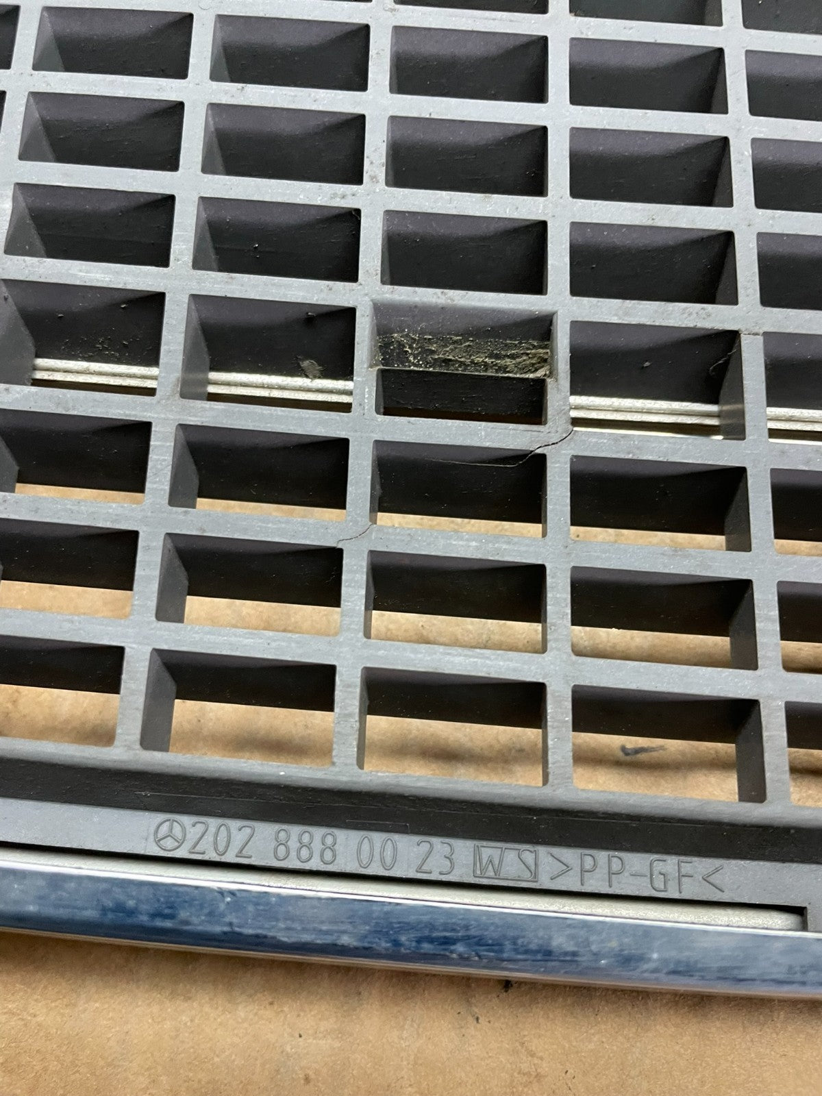 1994-1997 Mercedes C-Class C230 C320 C350 Front Upper Grill Grille OEM AA9119 DG7