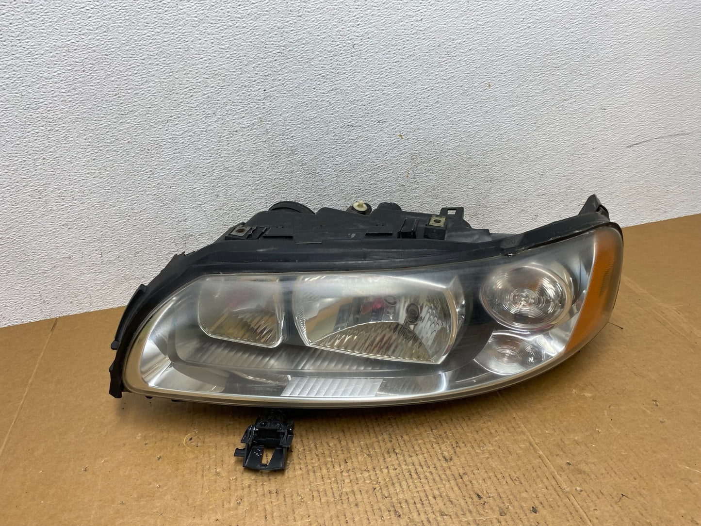 2005 to 2009 Volvo S60 Left Halogen Driver Side Headlight AE0462 DW0