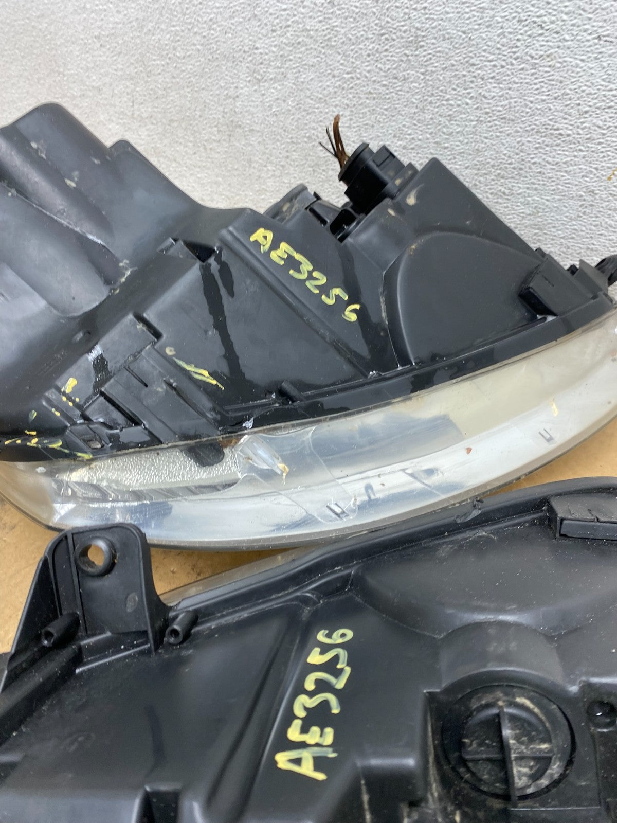 2005 to 2010 Volkswagen Jetta Left+Right Side Headlights Halogen AE3256 DW13