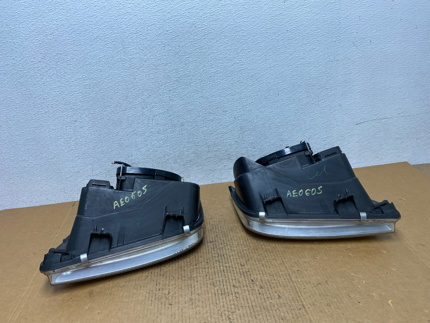 2002 to 2004 Volkswagen Jetta Left+Right Headlights AE0605 DW7