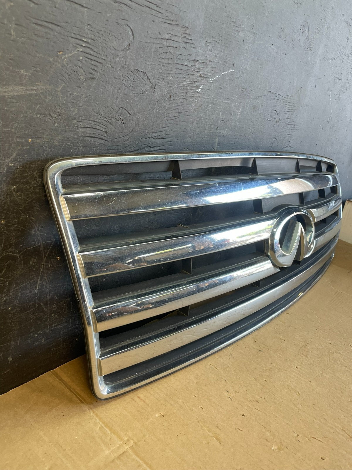 2004 to 2007 Infiniti QX56 Front Upper Chrome Grill Grille AD5723 DW2