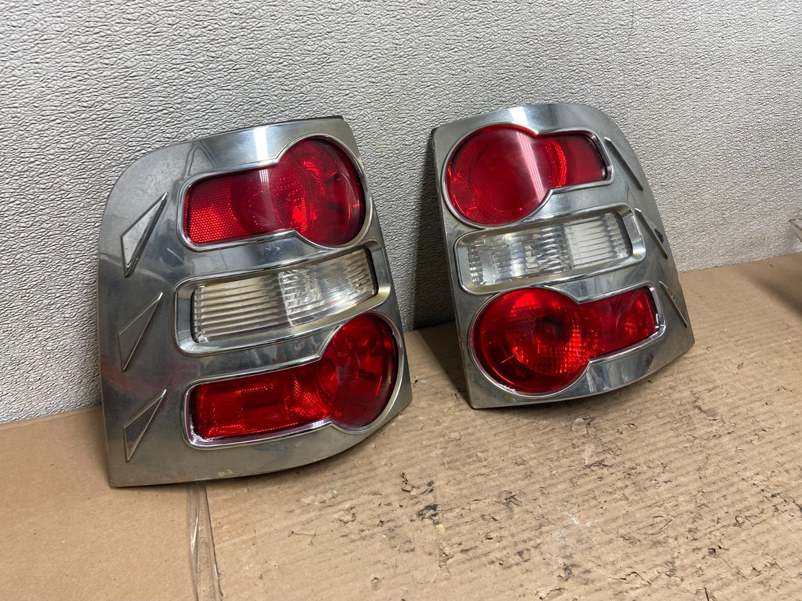 2006 to 2010 Ford Explorer Left+Right Side Tail lights OEM AA9582 LK2