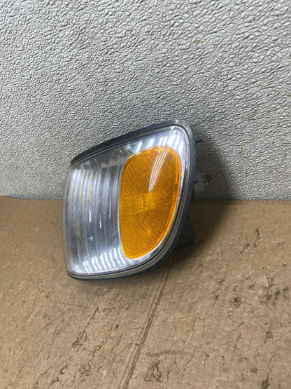 2001 to 2003 Toyota Sienna Turn Signal Left Driver LH Lamp V4419 DW1