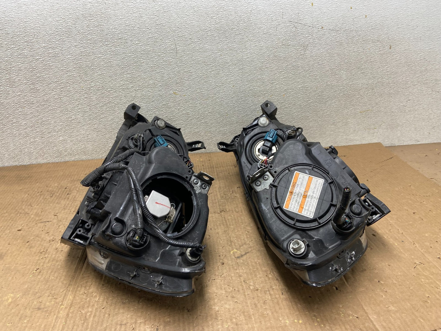 2005 to 2008 Acura RL Left+Right Side XENON HID Headlights OEM AA8487 DW10