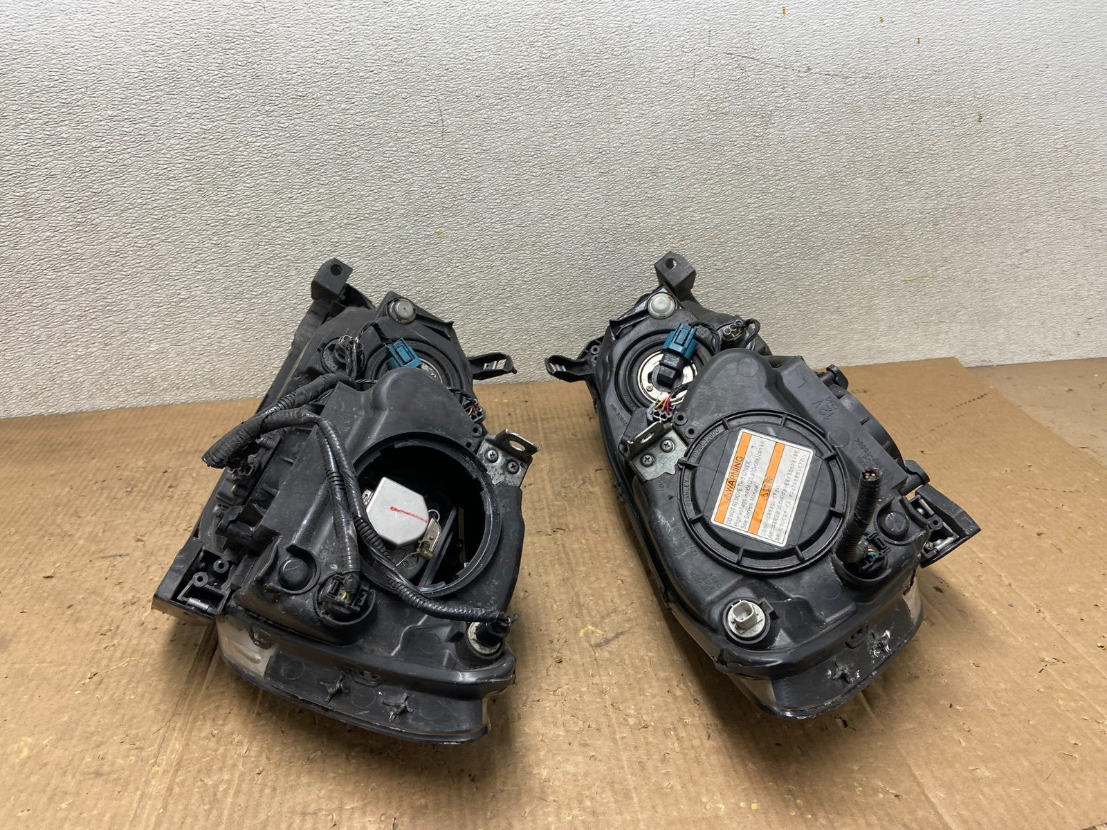 2005 to 2008 Acura RL Left+Right Side XENON HID Headlights OEM AA8487 DW10