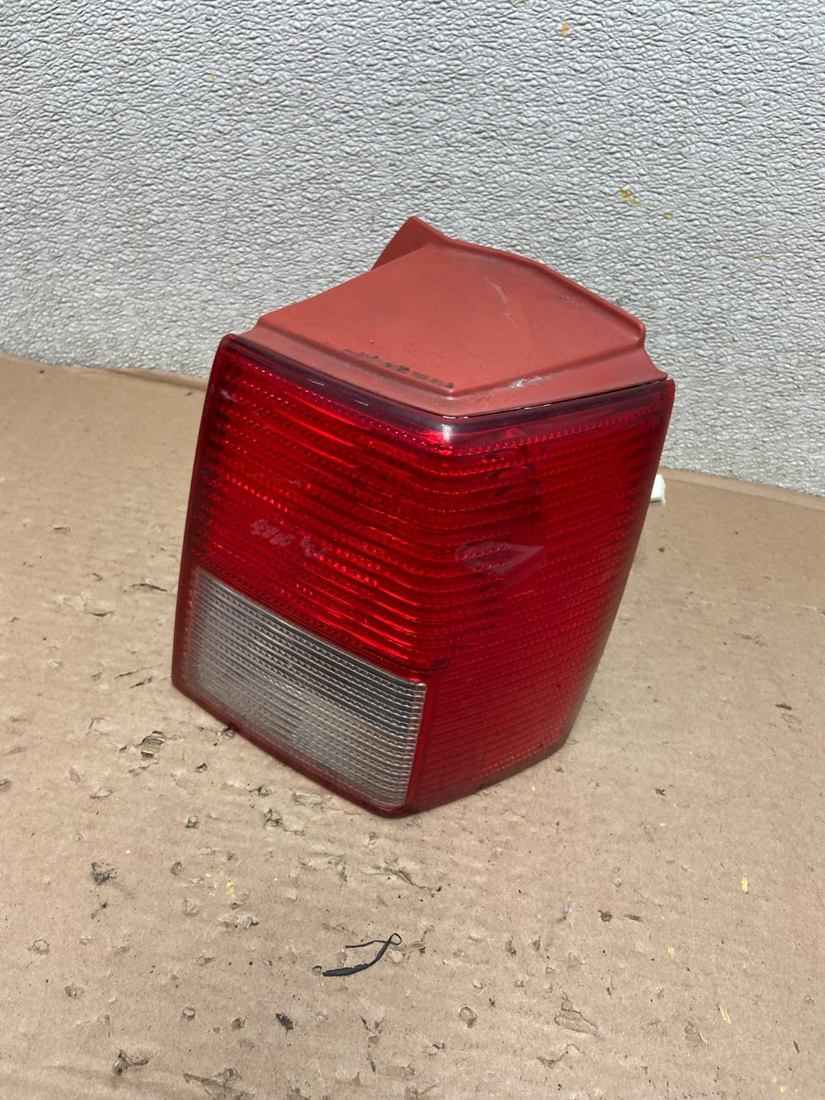 2004-2005 Mitsubishi Endeavor Right Passenger Rh Tail Light Oem AB0812 LK0