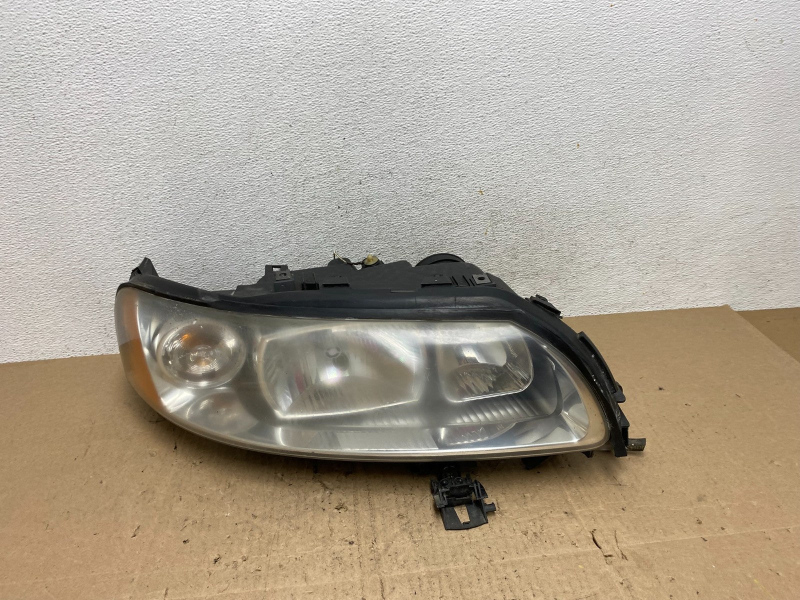 2005 to 2007 Volvo XC70 V70 Passenger Right Passenger RH Headlight AE6603 DW0