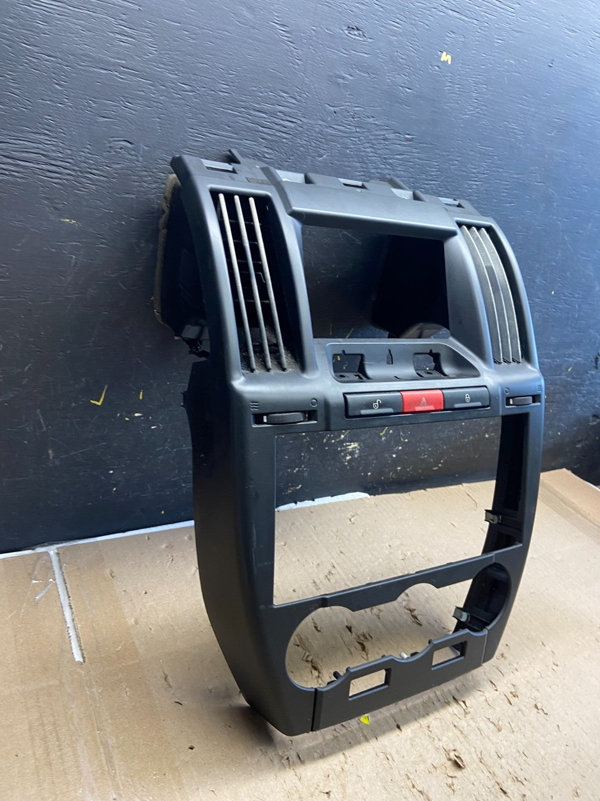 2008-2012 Land Rover LR2 OEM Center Radio Climate Dash Air Vent Bezel ab5581 DG2