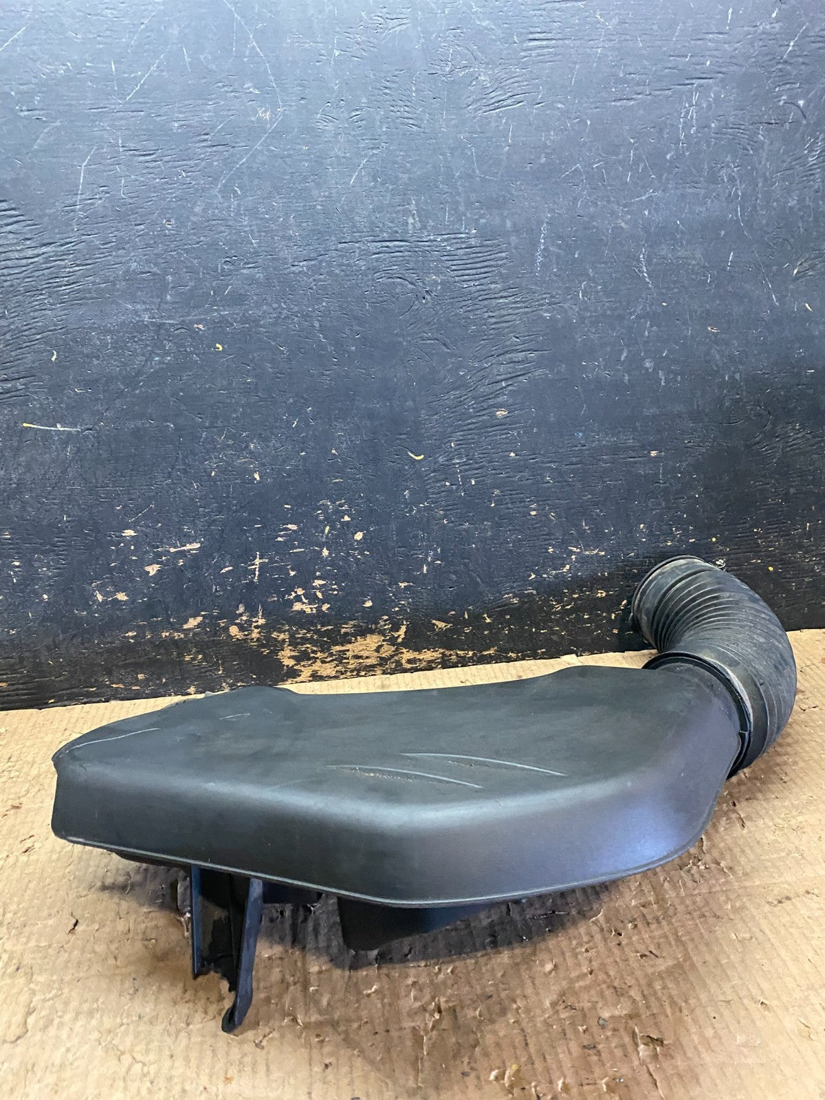 2011 to 2018 Chrysler 300 3.6L Air Intake Duct Tube Cleaner OEM Y6342 DG3