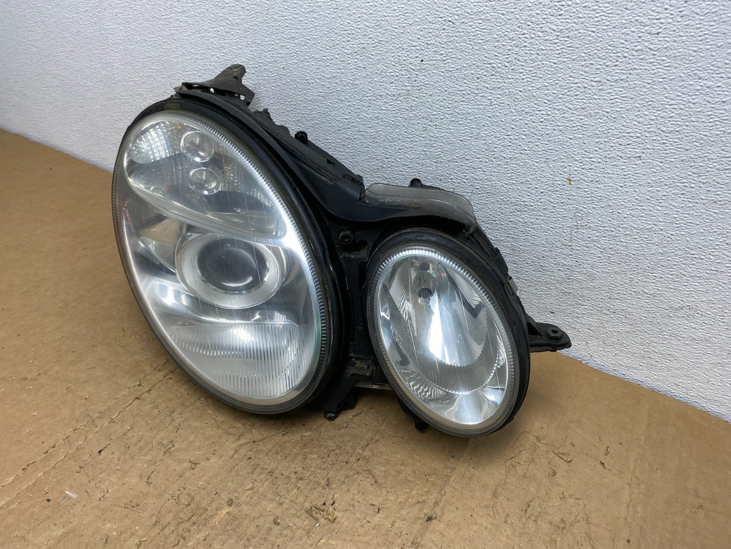 2003-2006 Mercedes E E320 E350 Class Right Passenger Halogen Headlight AD0565 DW1