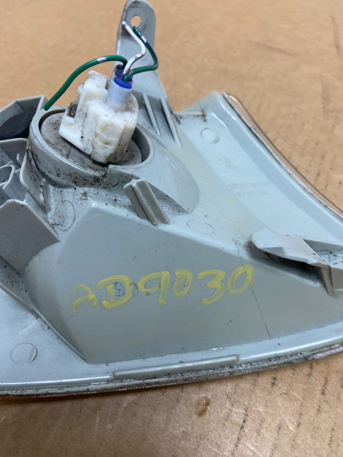 2001-2002 Toyota Corolla Left Driver Turn Signal/Marker Light AG5466 DW6