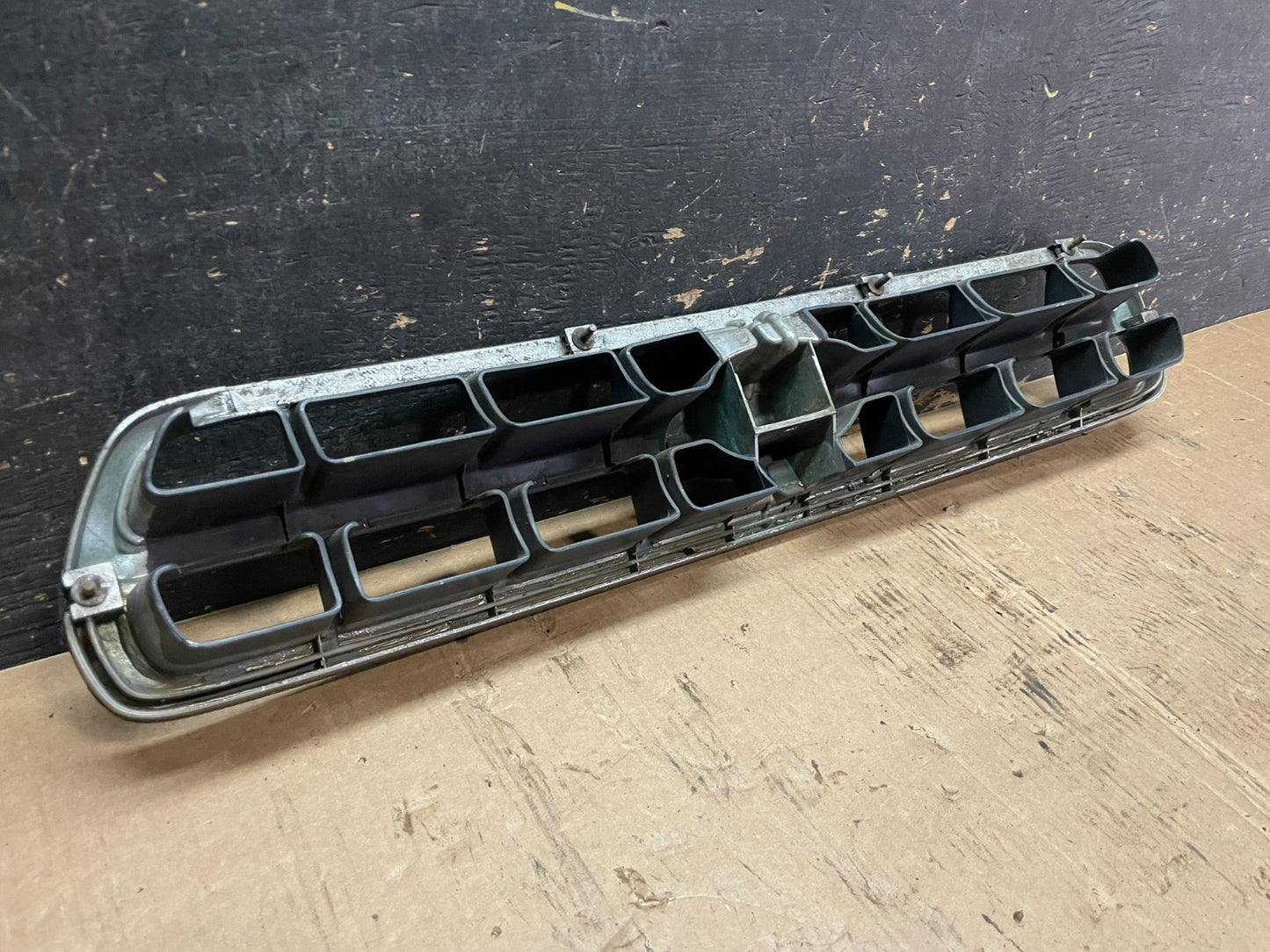 2000 to 2002 Subaru Legacy Outback Grill Grille OEM Z5840 DG8