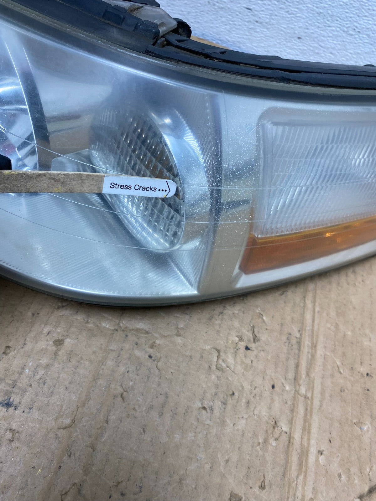 2005 to 2011 Lincoln Town Car Left Driver LH Side Headlight AC8133 DW3