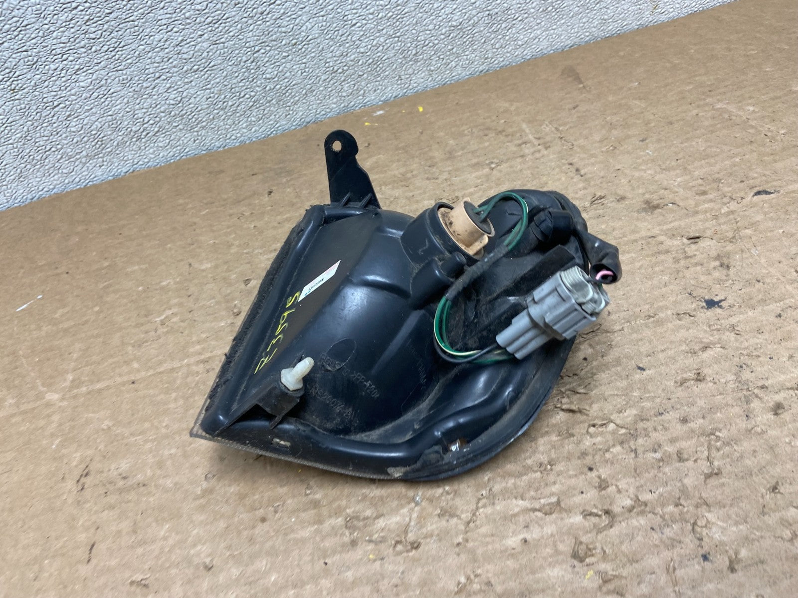 1999 to 2004 Nissan Pathfinder Passenger Corner Park Light Turn Signal Z3595 DW3