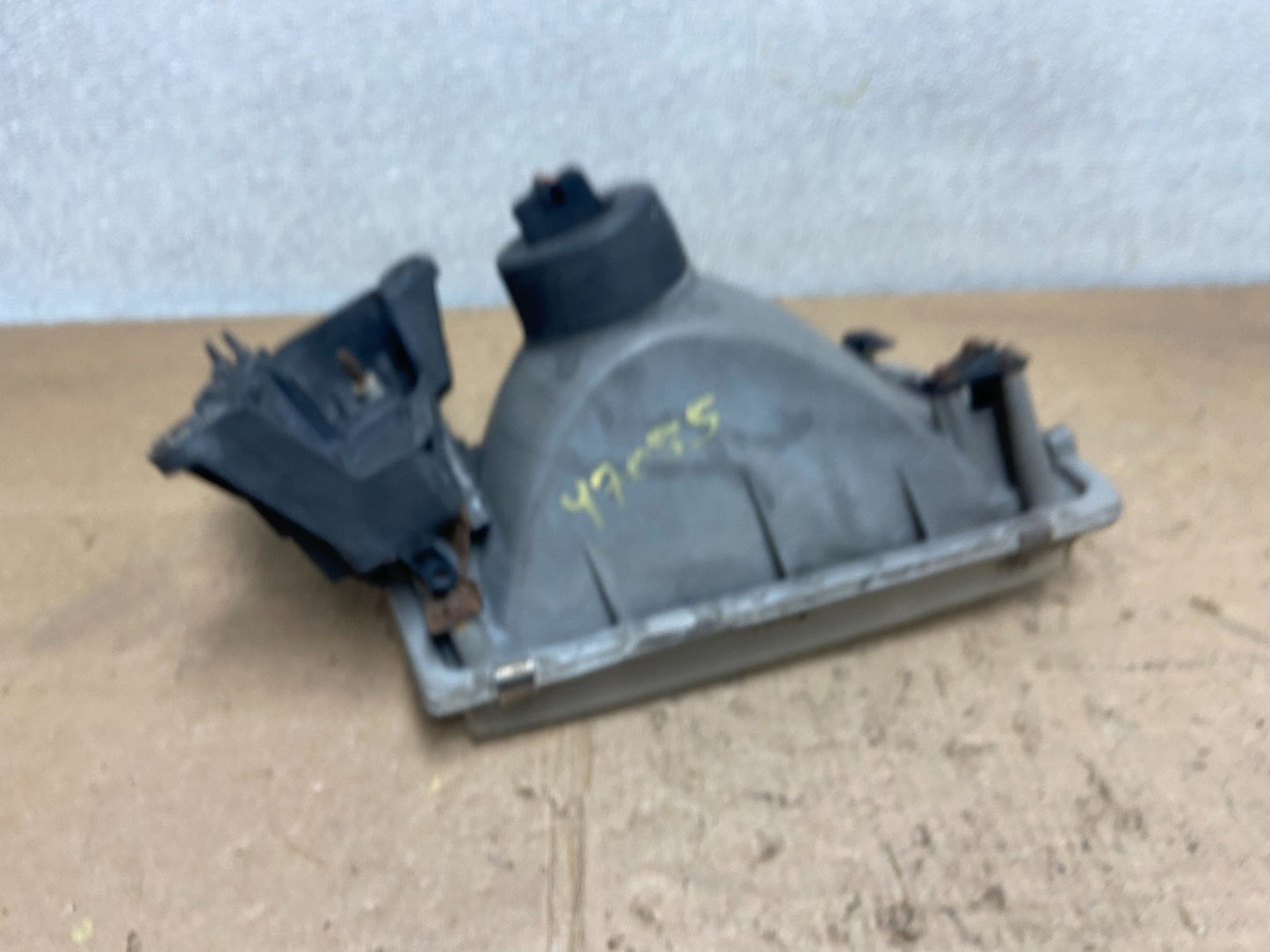 1996 to 1998 Mazda MPV Left Driver LH Headlight OEM Y7085 DW6