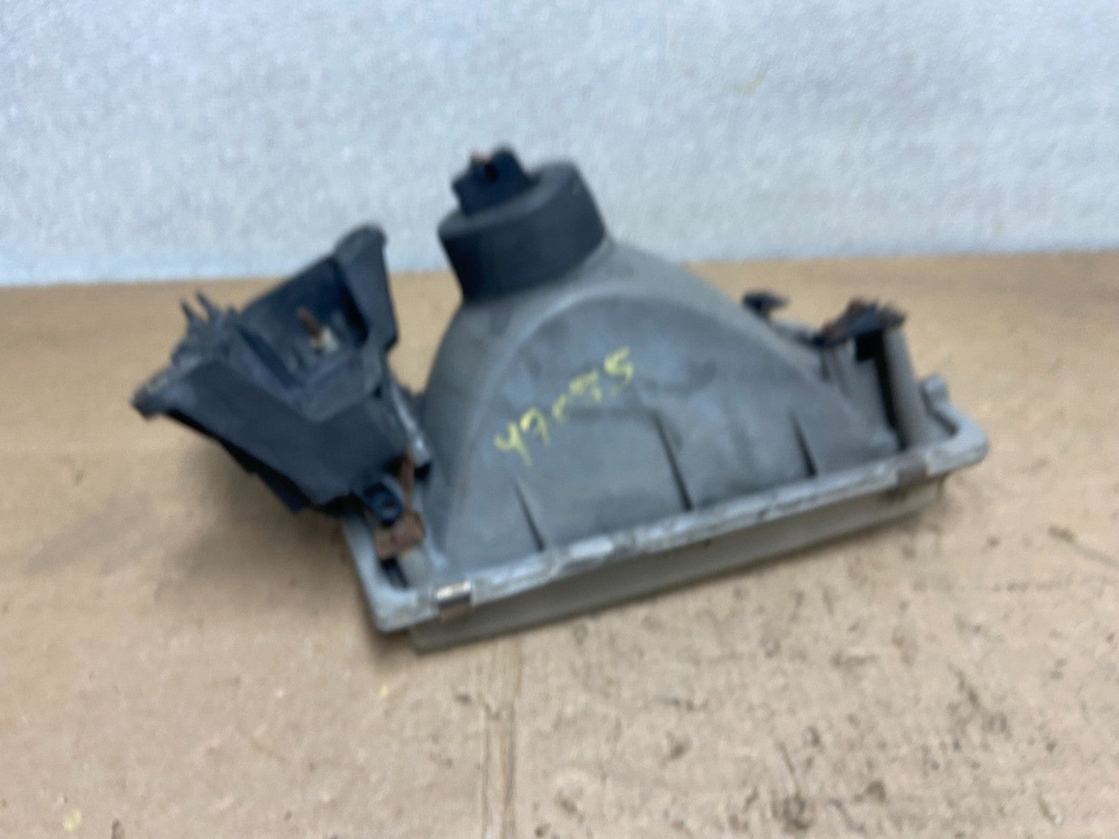 1996 to 1998 Mazda MPV Left Driver LH Headlight OEM Y7085 DW6