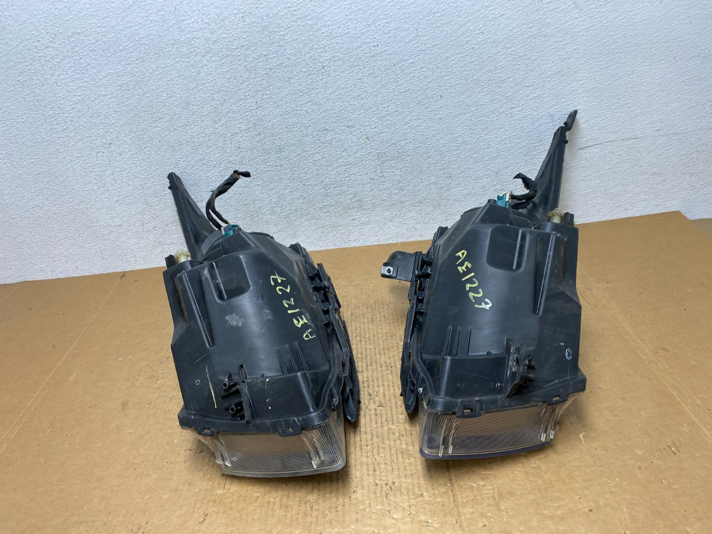 2011 to 2015 Chevrolet Cruze Halogen Left+Right Set Headlights AE1227 DW12