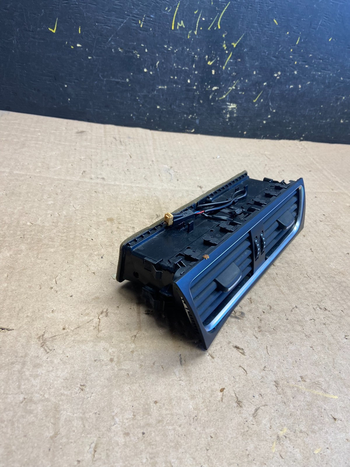 2009 to 2012 Audi A4 Center Dashboard Air Vent OEM Z1652 DG1