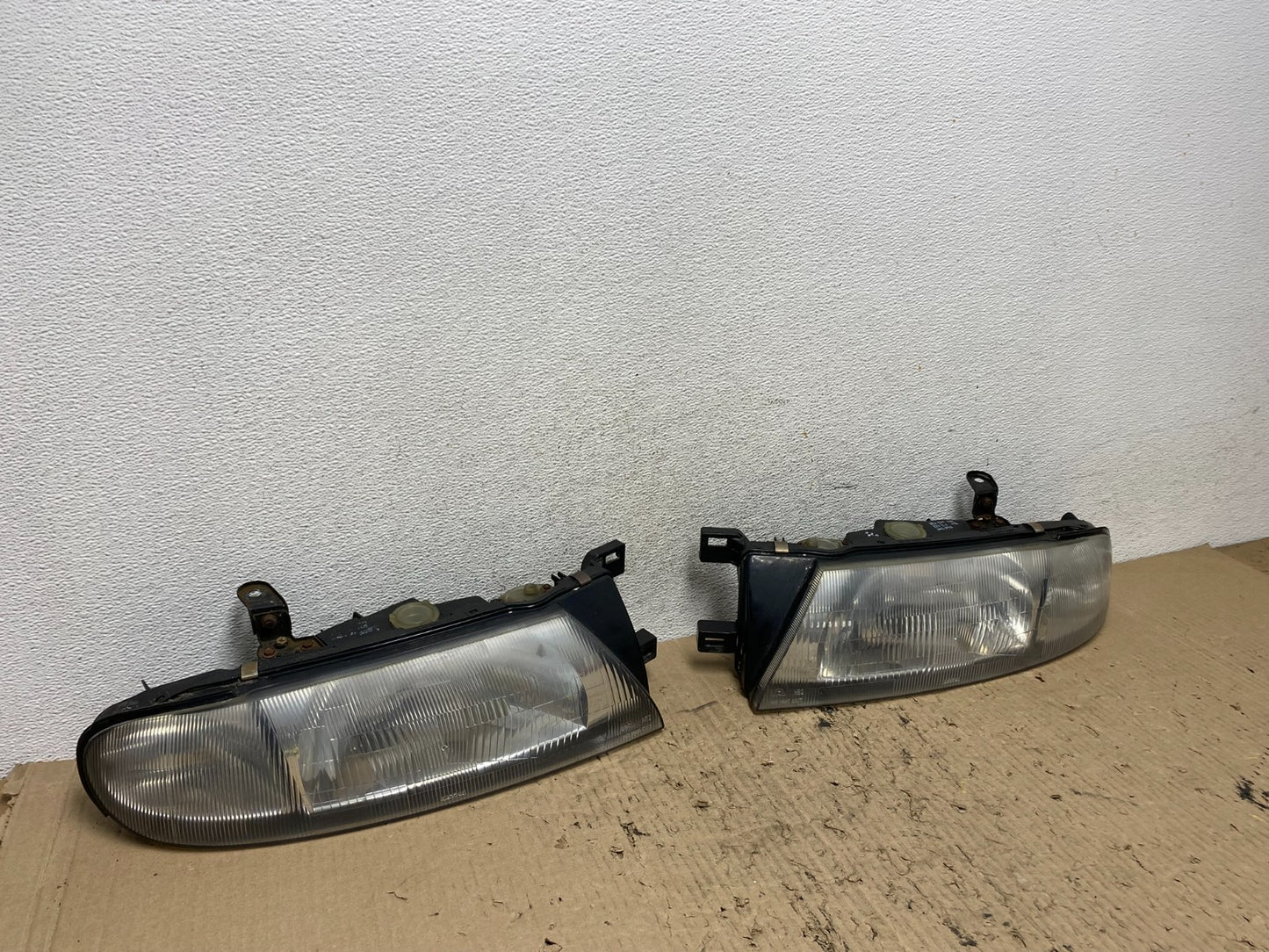 1993 to 1997 Nissan Altima Left+Right Side Set Halogen Headlights AF7256 DG2