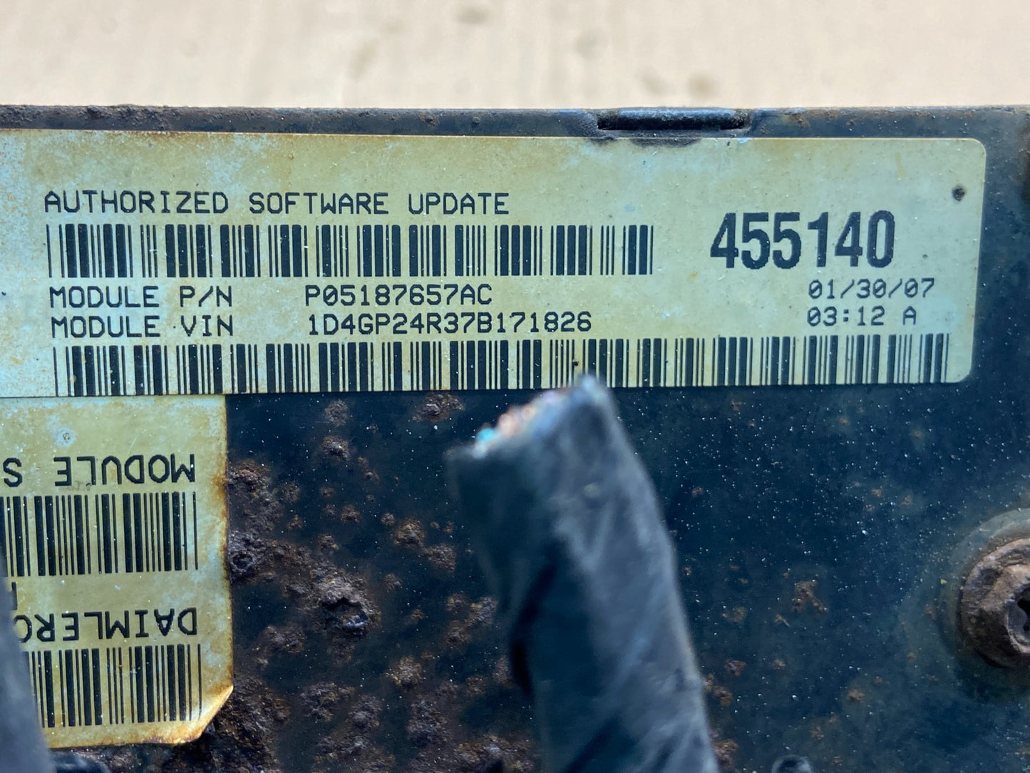 2005 Chrysler Caravan 3.3L Engine Control Unit ECU P05187657AC AE2299 DW2