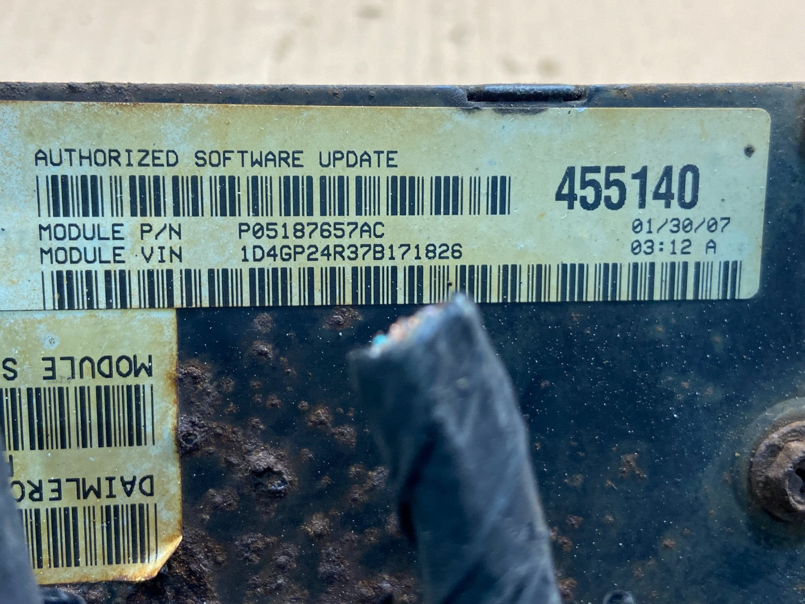 2005 Chrysler Caravan 3.3L Engine Control Unit ECU P05187657AC AE2299 DW2
