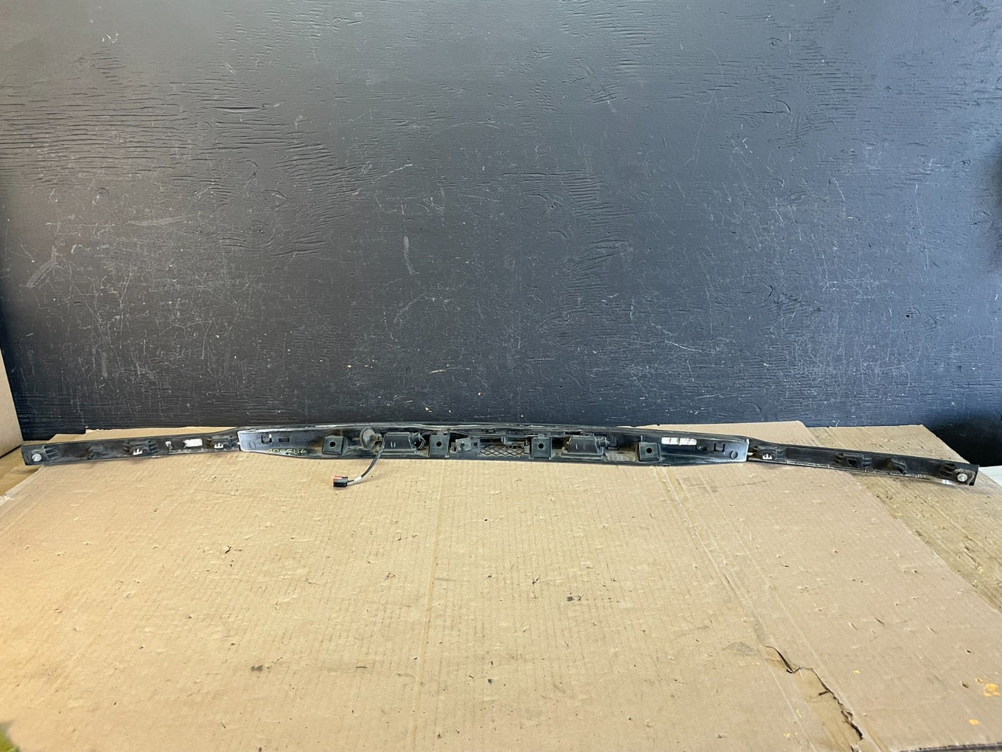 2011 to 2014 Ford Explorer Rear Tailgate Gate Trim Molding W/O Camera ad8586 DG4