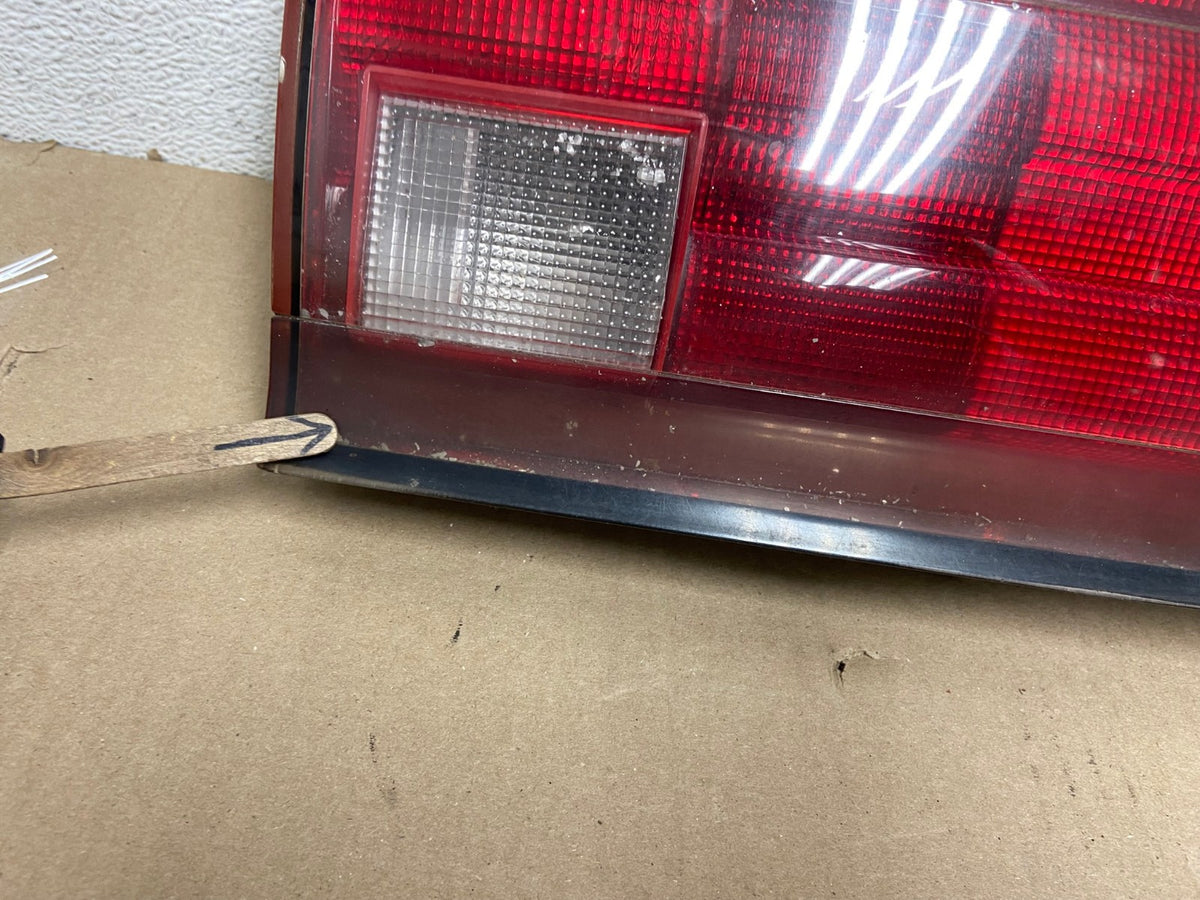 1992 1993 1994 Toyota Camry Center Trunk Rear Tail Light AH6710 LK5
