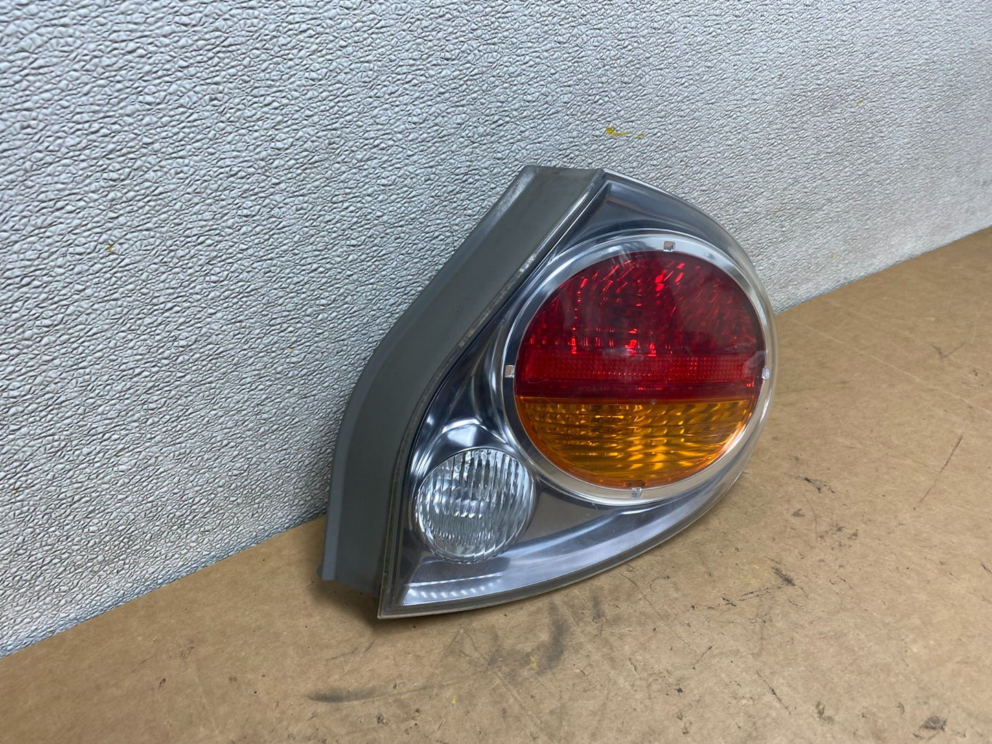 2002 2003 Nissan Maxima Right Passenger RH Side Tail Light X5091 DW2