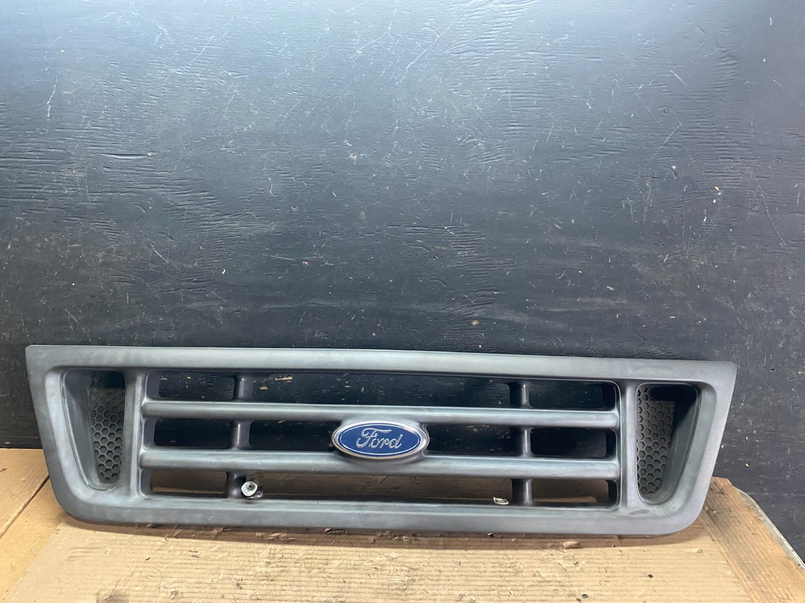 2003 to 2007 Ford Econoline E150 E250 E350 Front Grille Grille OEM s5655 DG0