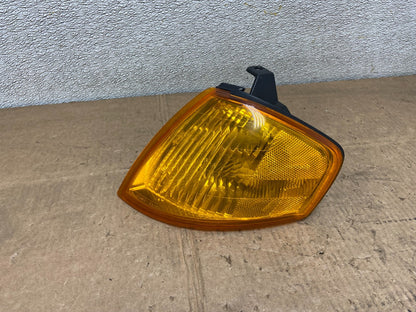 1999 to 2000 Mazda Protege Front Left Driver LH Turn Signal Oem Y6027 DW0