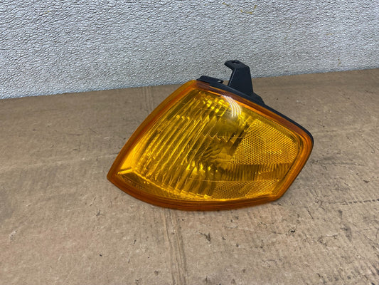 1999 to 2000 Mazda Protege Front Left Driver LH Turn Signal Oem Y6027 DW0