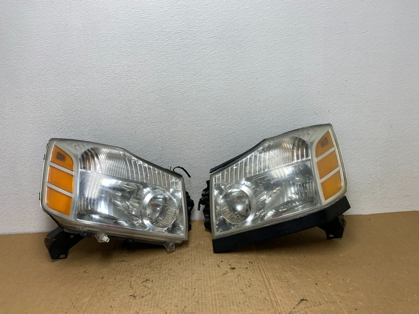2004 to 2007 Nissan Armada Left+Right Side Set Headlights AC8289 DW0