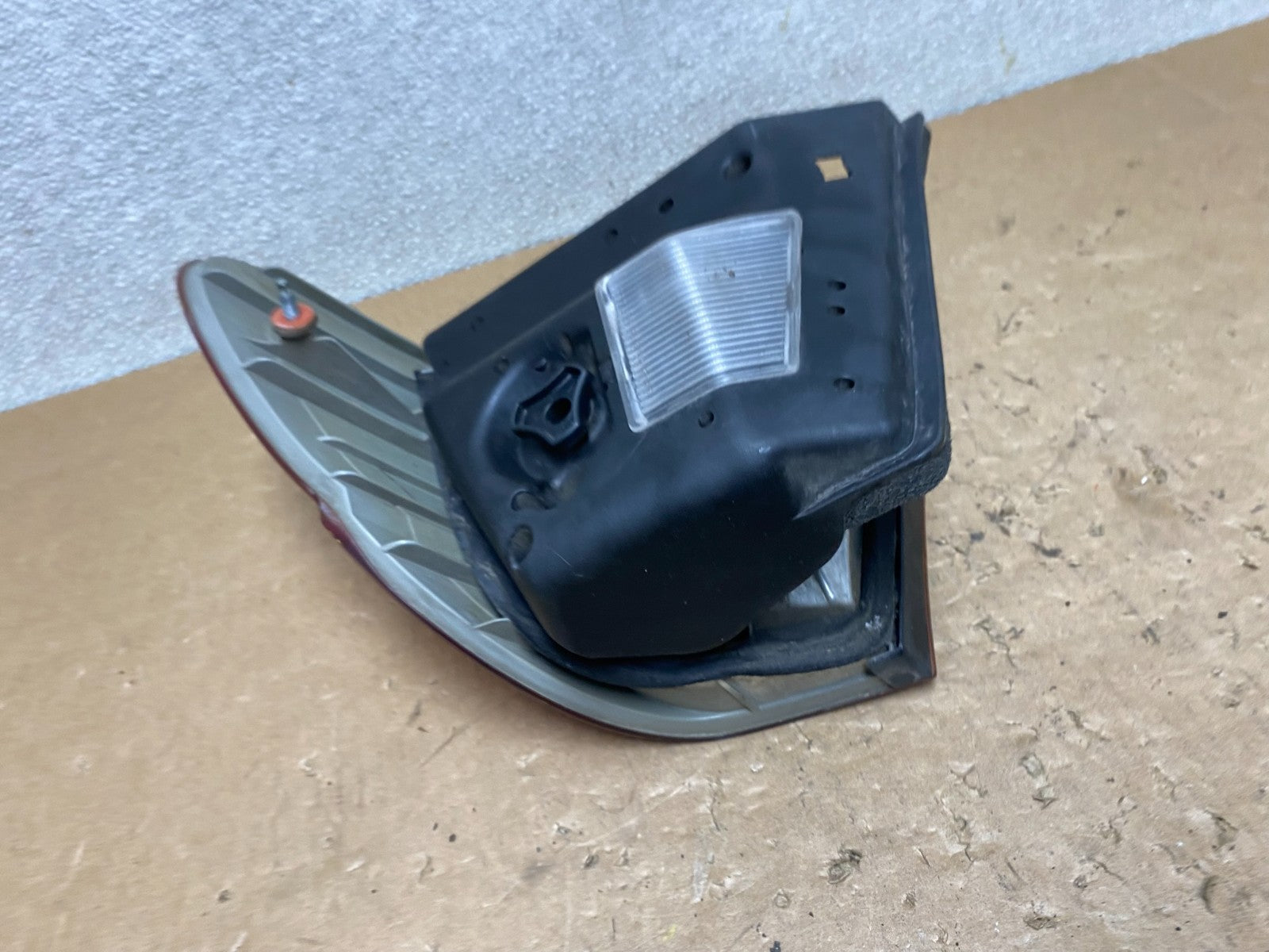 2002 -  2005 BMW 3 E46 Series Left Driver Side Lh Tail Light V5604 DW4
