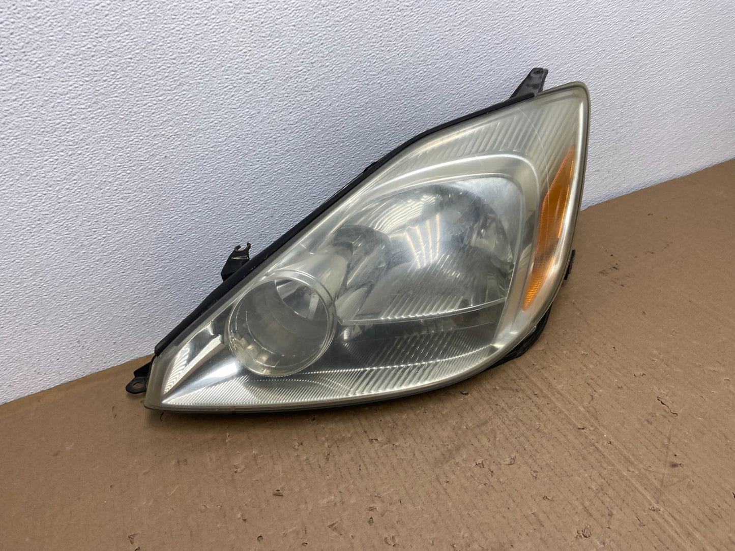 2004-2005 Toyota Sienna Left Driver LH Side Halogen Headlight AB6613 DW2