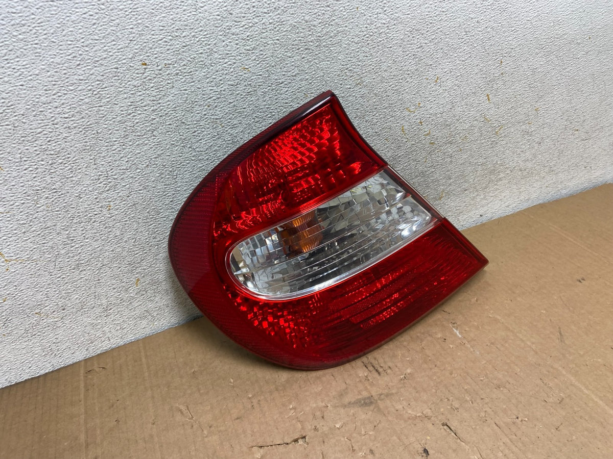 2002 2003 2004 Toyota Camry Left Driver LH Side Tail Light AI8927 LK2