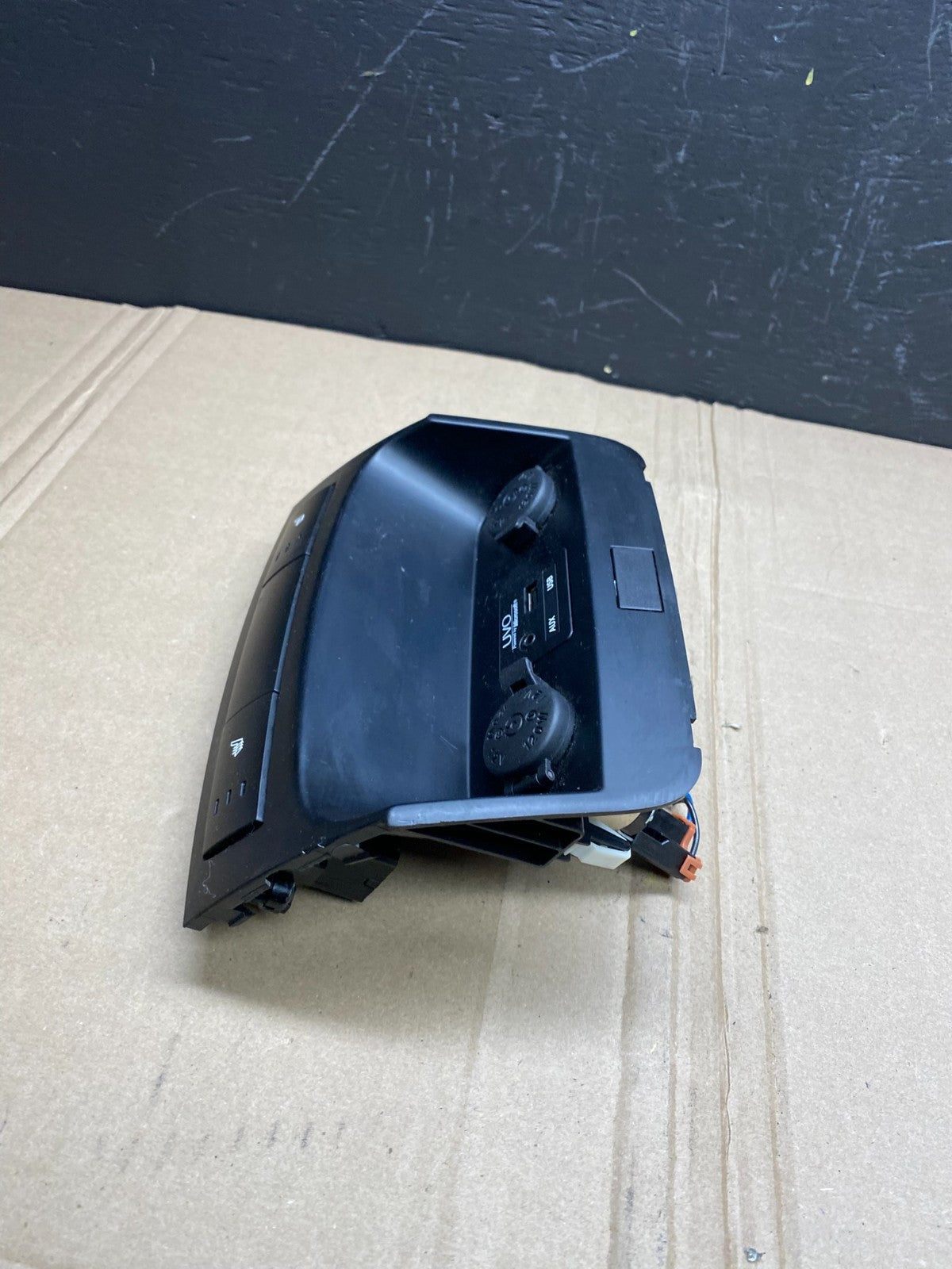 2011-2013 Kia Sorento Center Seat Heater Switches Aux USB Power Outlet AB8658 DG1