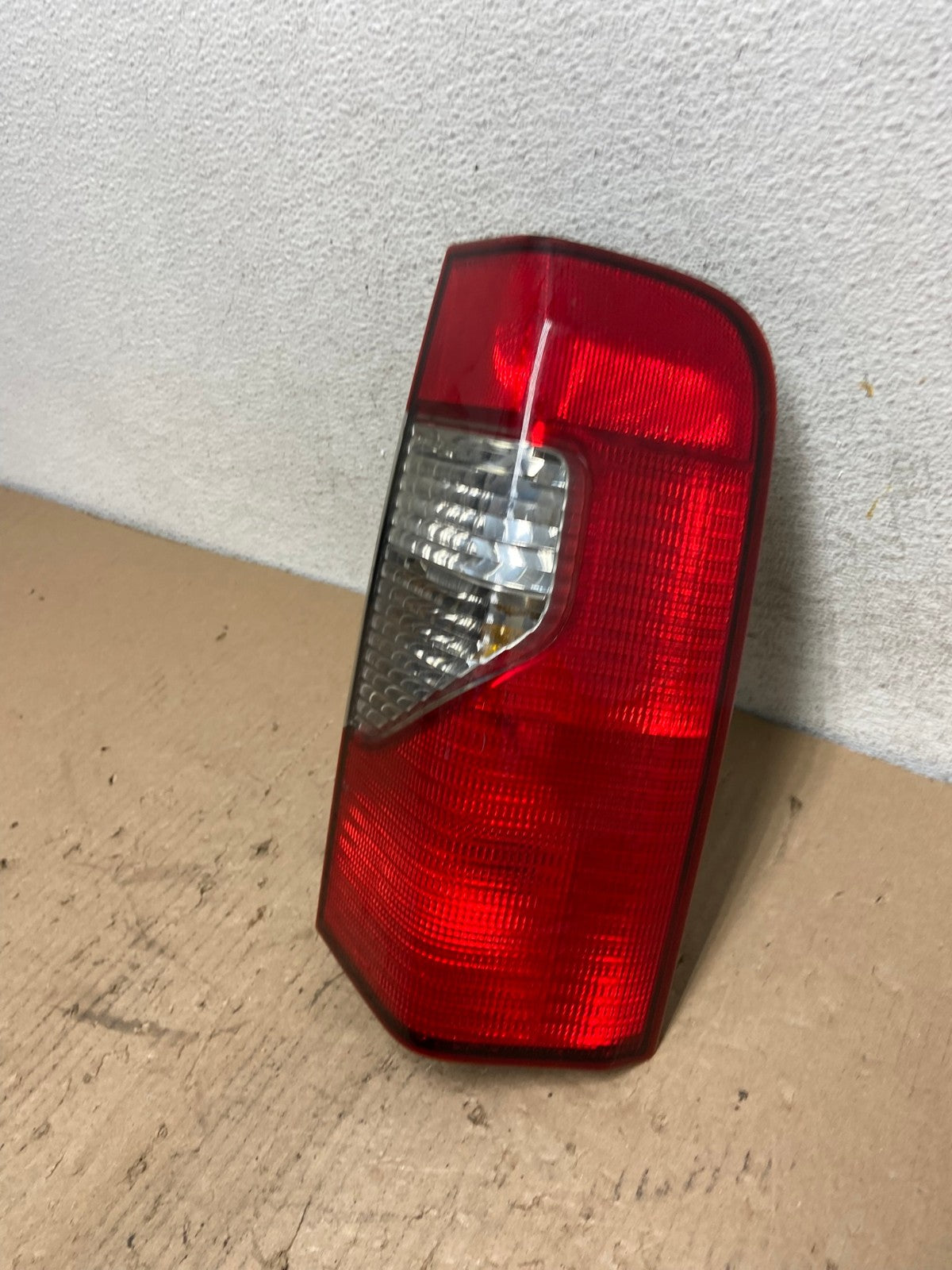 2002 2003 2004 Nissan Xterra Right Passenger RH Side Tail Light AF3272 LK1