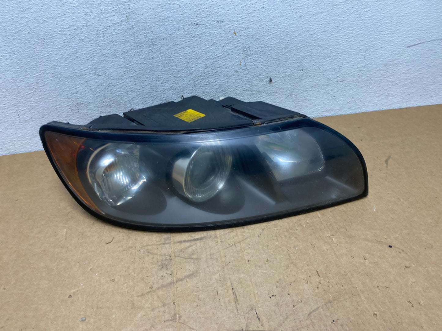 2004 to 2007 Volvo S40 Right Passenger Side Headlight AD6337 DW0