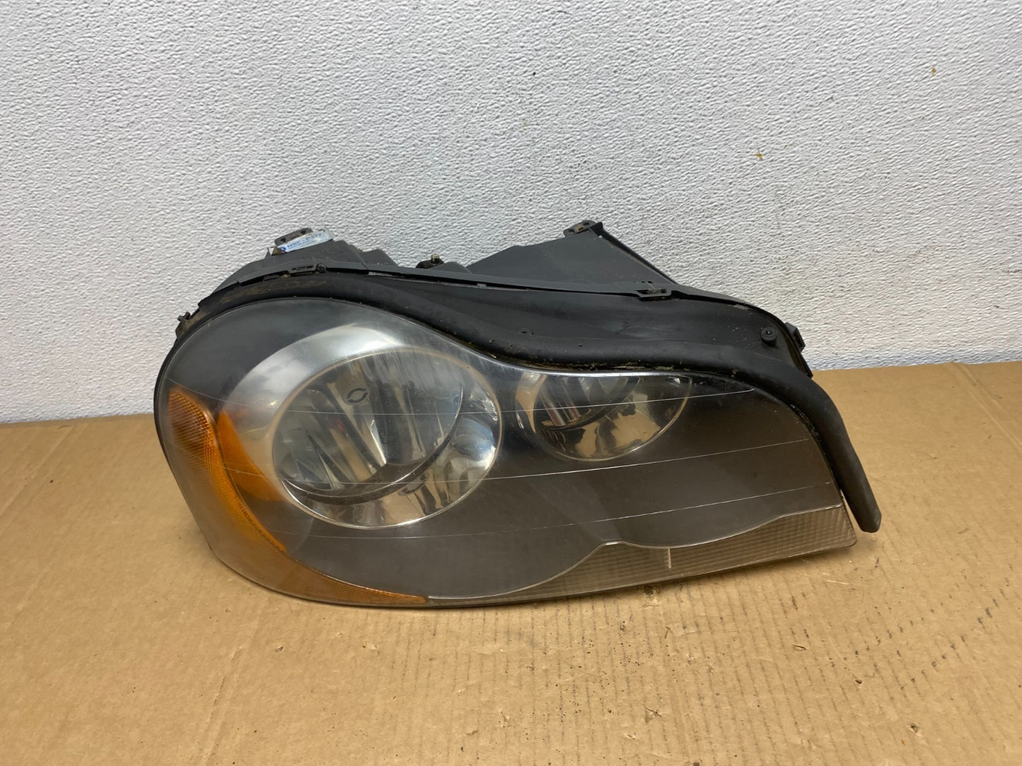 2003 to 2006 Volvo XC90 Right Passenger Rh Side Headlight Halogen AD0823 DW0