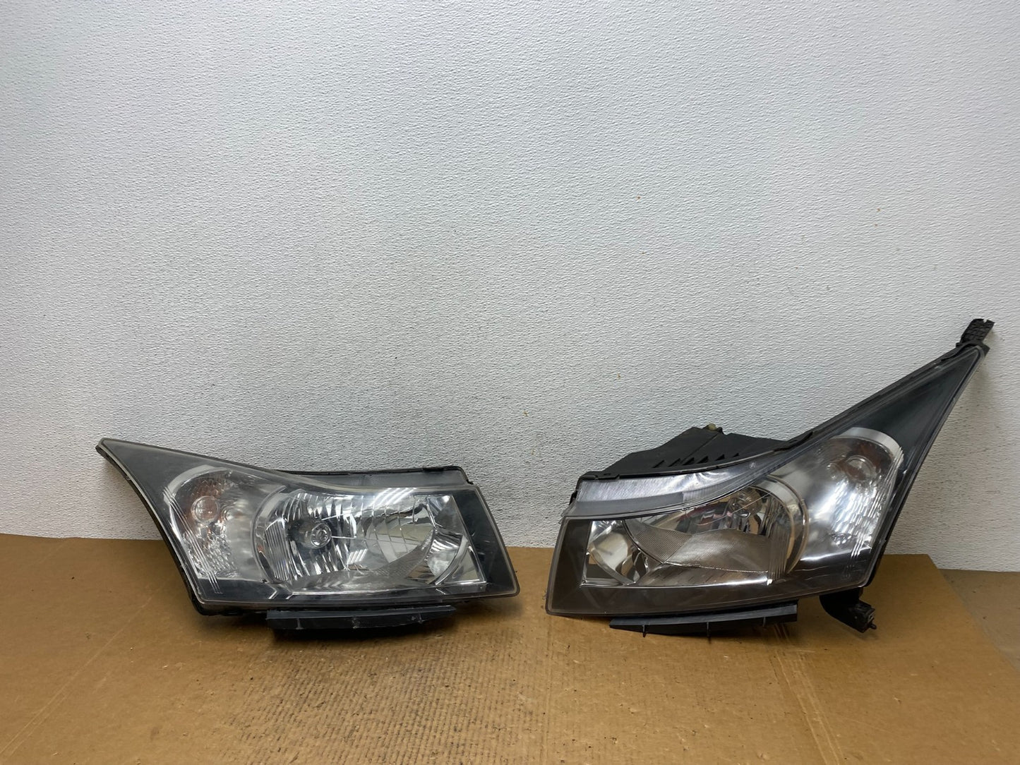 2011 to 2015 Chevrolet Cruze Halogen Left+Right Set Headlights AE1227 DW0