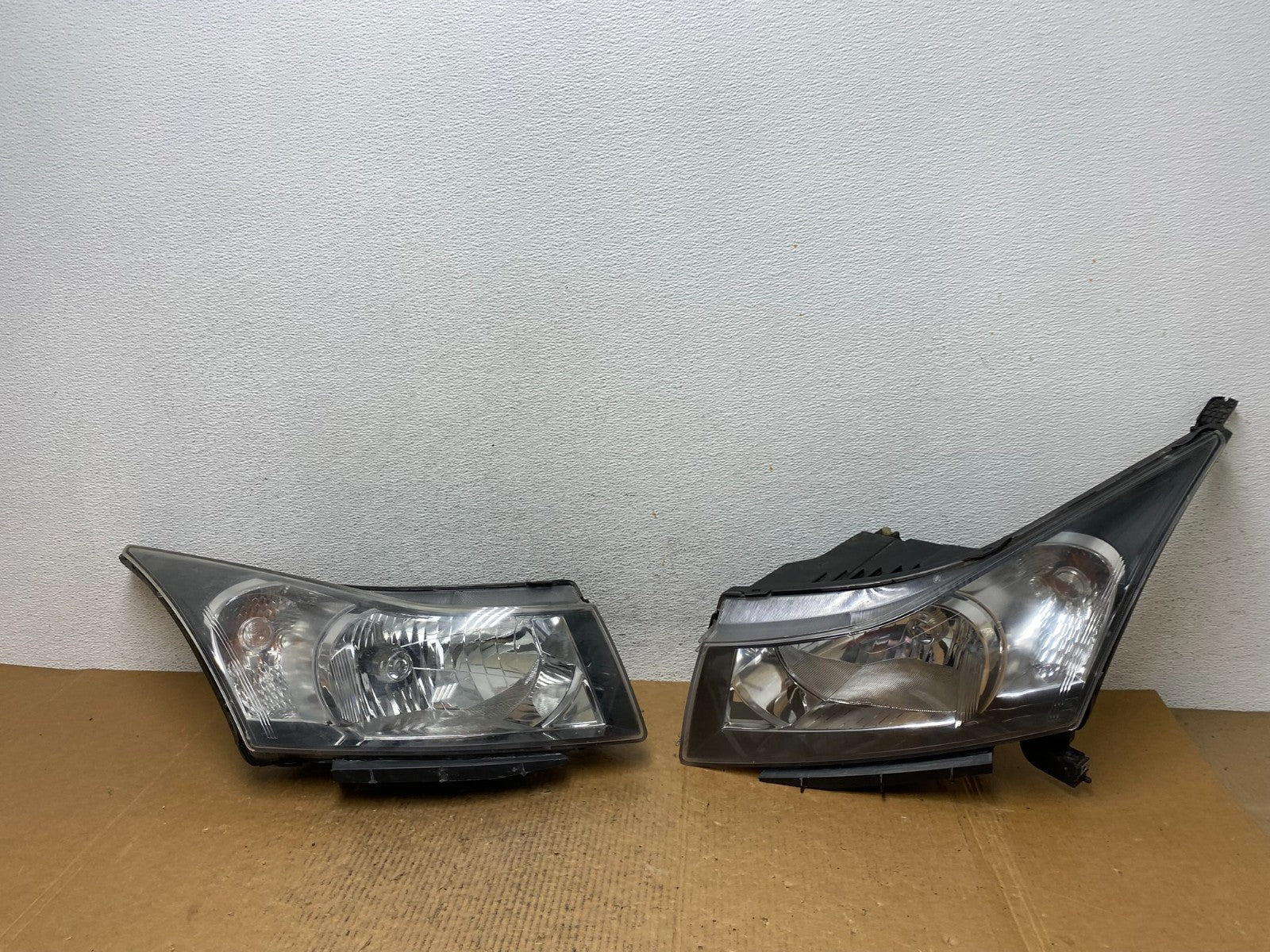 2011 to 2015 Chevrolet Cruze Halogen Left+Right Set Headlights AE1227 DW0