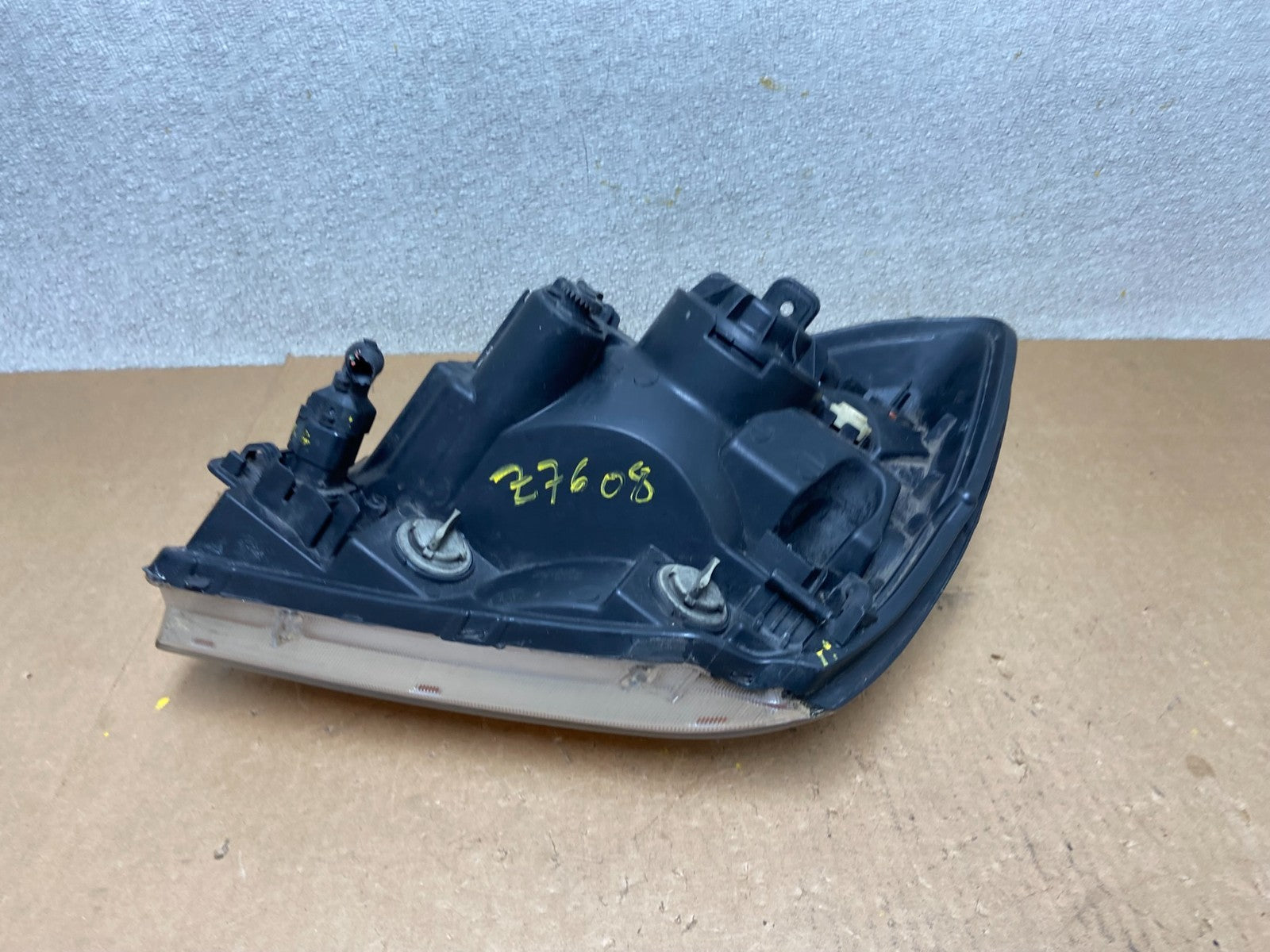 2005 to 2006 Kia Sportage Right Passenger RH Halogen Headlight OEM Z7608 DW8