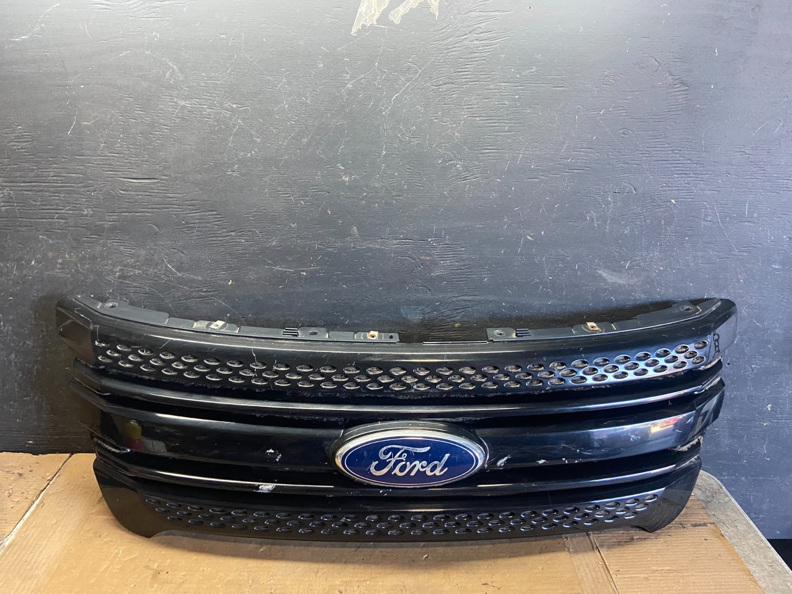 2011 to 2015 Ford Explorer Upper Front Grill Grille Oem R0239 DG0